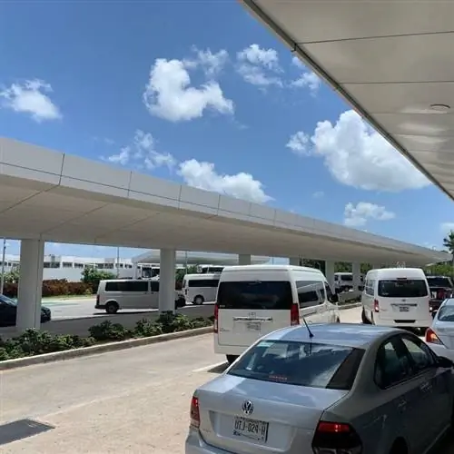 Внешняя зона аэропорта Канкуна, терминал 4, Канкун, Мексика