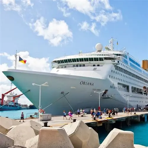 Круизный лайнер в порту с идущими людьми