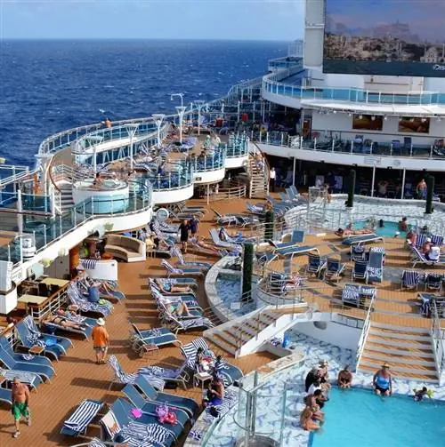 Вид с воздуха на людей на верхней палубе круизного лайнера