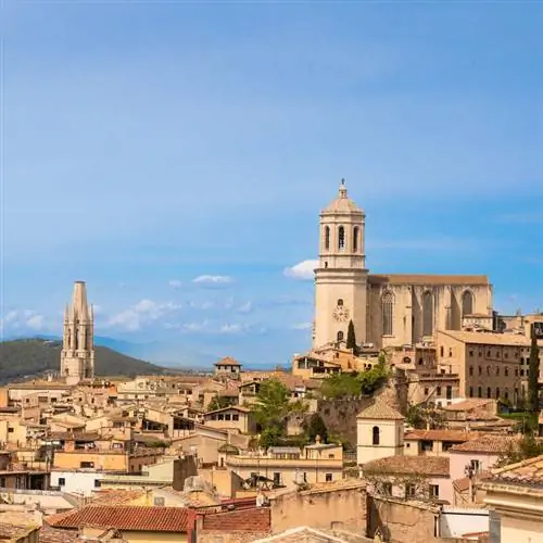 Панорама средневекового старого города Жироны, Каталония, Испания