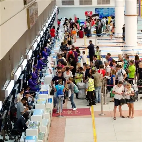 Очередь пассажиров, проверяющих рейс в аэропорту, хаос в путешествиях