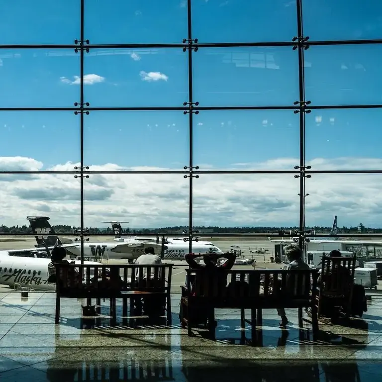 Путешественники наблюдают за самолетами в международном аэропорту Такомы, США