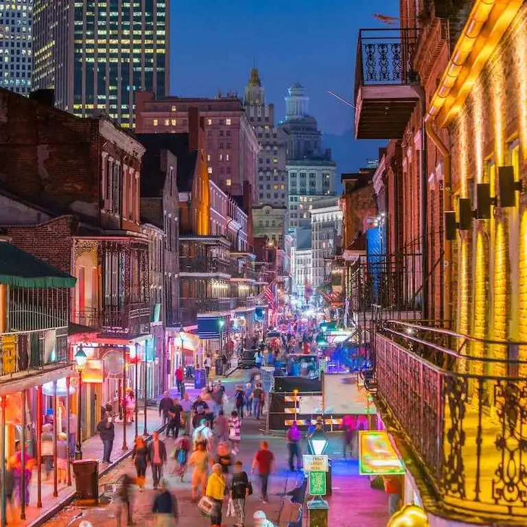 город с гуляющими людьми