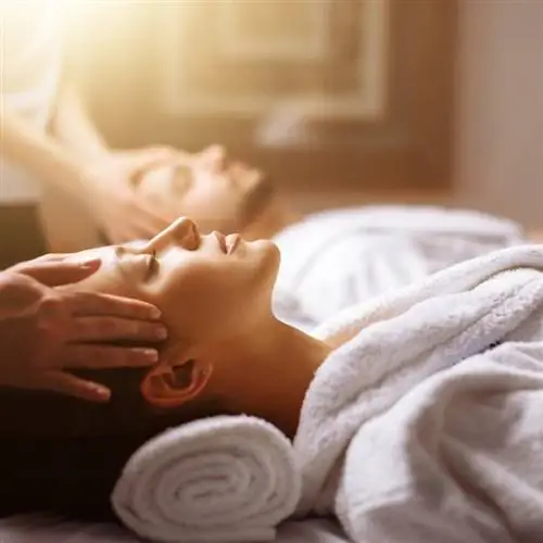 Пара вместе проводит время в спа-салоне