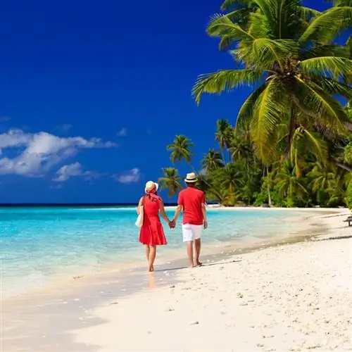 пара гуляет по пляжу