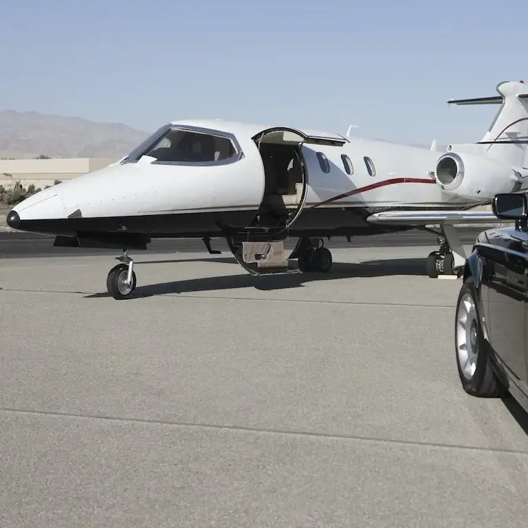 частный самолет на взлетной полосе