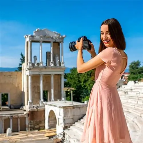 Молодая туристка фотографирует римский театр Филиппополиса в Пловдиве, Болгария, Юго-Восточная Европа, Балканы, европейцы