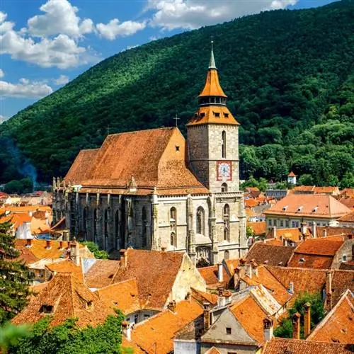 Черная церковь и старый город Брашова в Брашове, Румыния, вид издалека, европейский