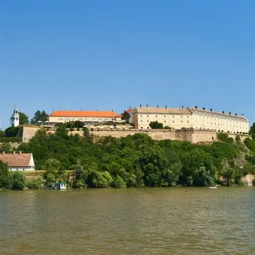 Вид на крепость Петроварадин на реке Дунай в Нови-Саде, Сербия