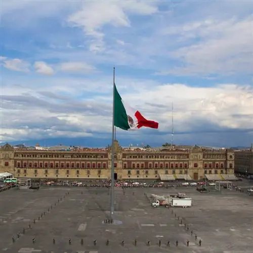 Мексиканский флаг развевается в центре общественной площади в Мехико, Мексика