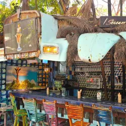 Красочный бар под открытым небом в Тулуме ждет посетителей