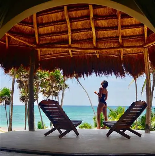 турист под навесом в Тулуме