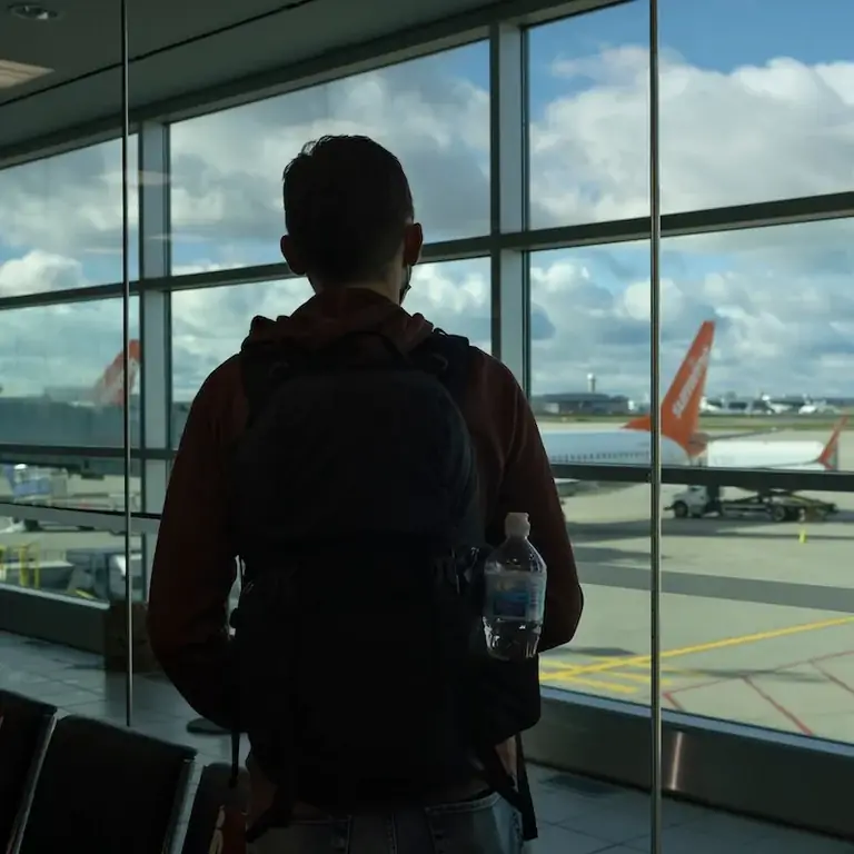 Путешественник наблюдает за самолетом Sunwing из аэропорта