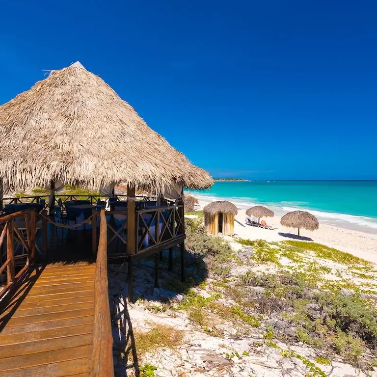 Беседка и мост на песчаном пляже Playa Paradise острова Кайо Ларго, Куба