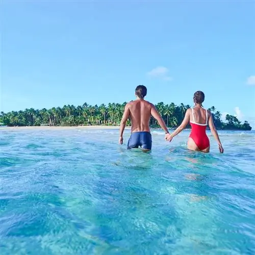 Пара, гуляющая по водам Карибского моря