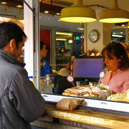 Мужчина покупает сэндвич в Аргентине