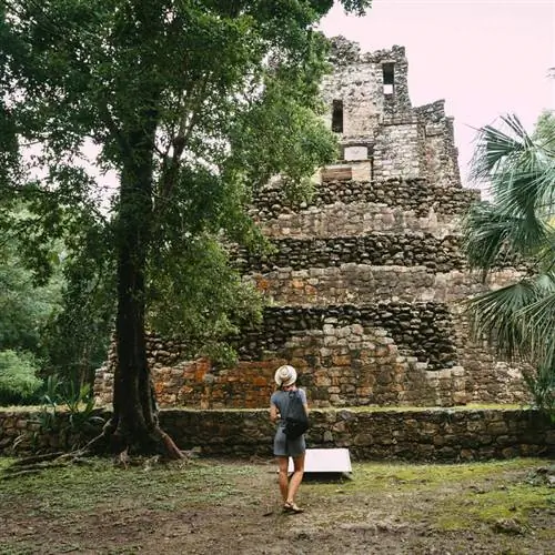 Женщина-туристка на руинах Муйила, Кинтана-Роо, Мексика