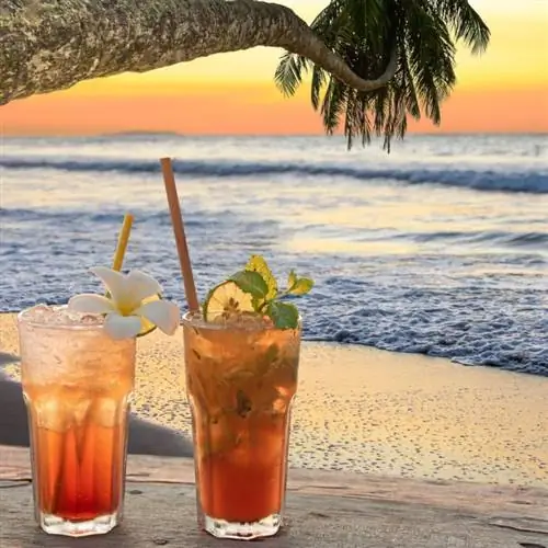 два коктейля на пляже на закате