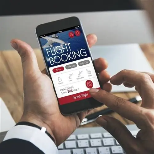 Бизнесмен бронирует рейс на своем телефоне