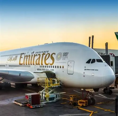 An-Emirates-Airbus-A380-800-супер-гигантский-самый-самый-пассажирский-самолет-в-мире-ждет-пассажиров-и-загрузки-в-Лондонском-Терминале-Хитроу-3- во время заката