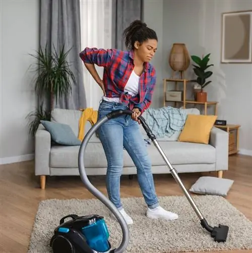 Женщина убирает Airbnb