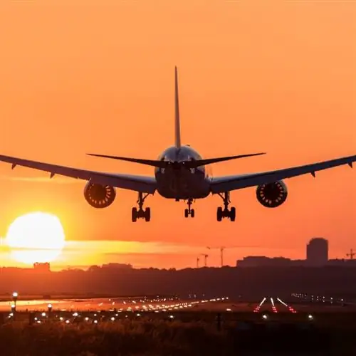 Самолет приземляется на закате