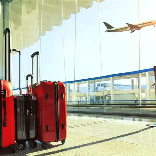 стопка дорожного багажа в терминале аэропорта