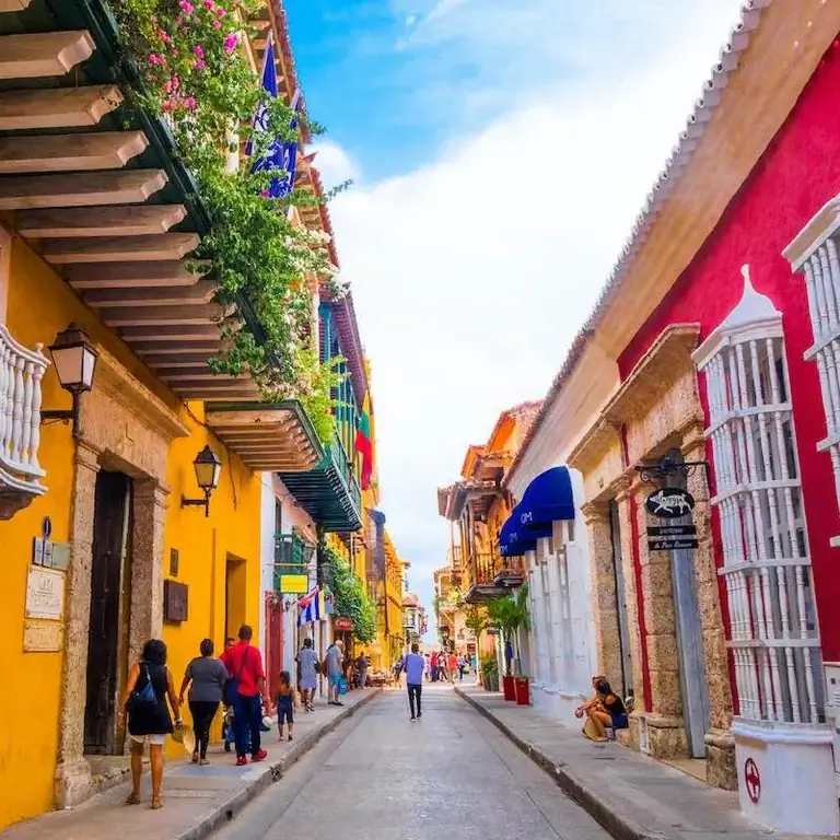 Улица с гуляющими людьми