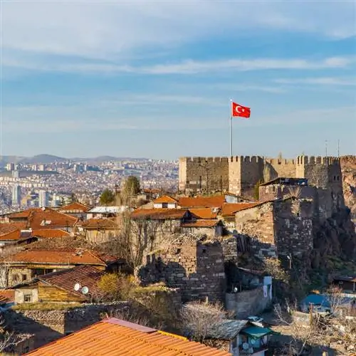 Вид на крепость Анкары с турецким флагом, развевающимся высоко над древним сооружением, Анкара, столица Турции