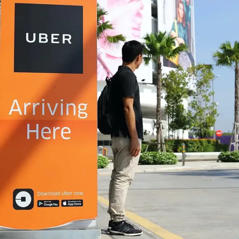 Мужчина стоит на станции Uber