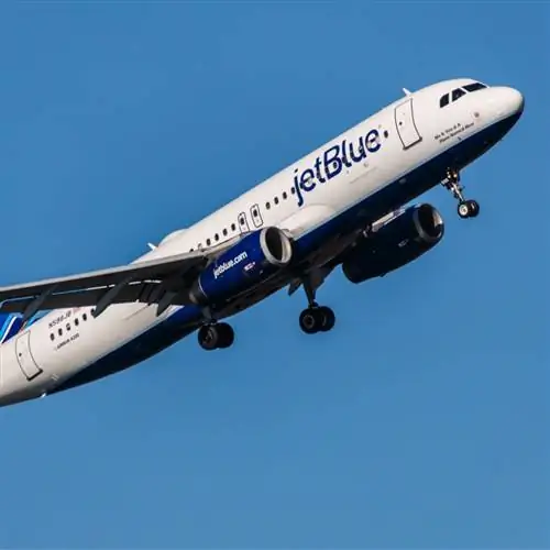 Самолет JetBlue летит по безоблачному голубому небу