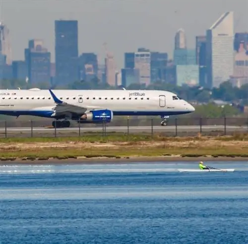 Самолет JetBlue на взлетно-посадочной полосе