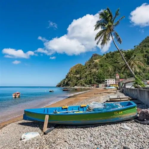 лодка стоит на скалистом берегу в Доминике