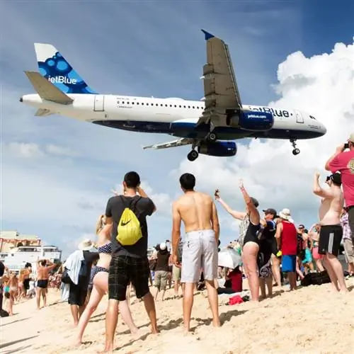 Самолет Jetblue приземлился недалеко от пляжа, полного людей.