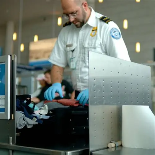 Агент TSA досматривает багаж в аэропорту