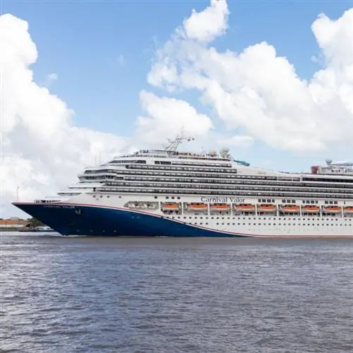Круизный лайнер Carnival Valor на реке Миссисипи в Новом Орлеане800