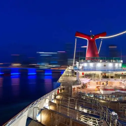 Круизный лайнер Carnival Valor причаливает к центральному круизному терминалу.