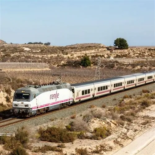 Поезд Talgo компании RENFE в Сьерра-дель-Сид недалеко от Аликанте, Испания.