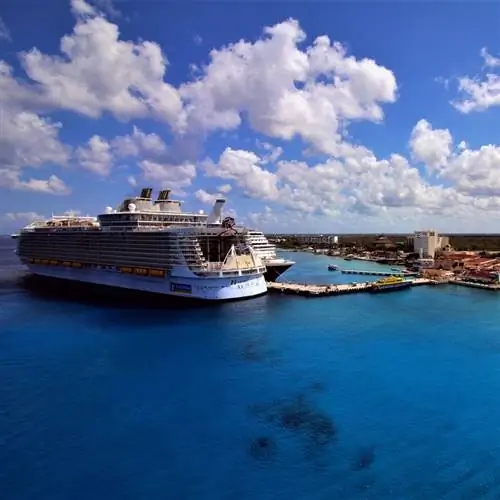 15 марта 2019 года Косумель, Мексика: «Гармония морей» Royal Caribbean пришвартована у причала терминала круизных лайнеров Пуэрта-Майя, когда ее гости приходят и уходят на экскурсии, за покупками, а также за едой и напитками. Harmony of the Seas и ее родственный корабль Allure of the Seas являются рекордсменом по величине действующего корабля с экипажем. Ее первый рейс состоялся 29 мая 2016 года. Длина корабля составляет 362,12 м (1 188,1 фута), ширина - 66 м (217 футов), а вес - 226 963 брутто-тонны. Он имеет 18 палуб, вмещает максимум 6780 пассажиров и экипаж из 2300 человек на крейсерской скорости 22 узла (41 км/ч; 25 миль в час).