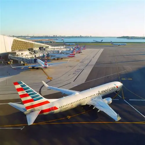 Вид на самолет American Airlines (AA) в аэропорту Ла-Гуардия (LGA) в Квинсе, Нью-Йорк, США.