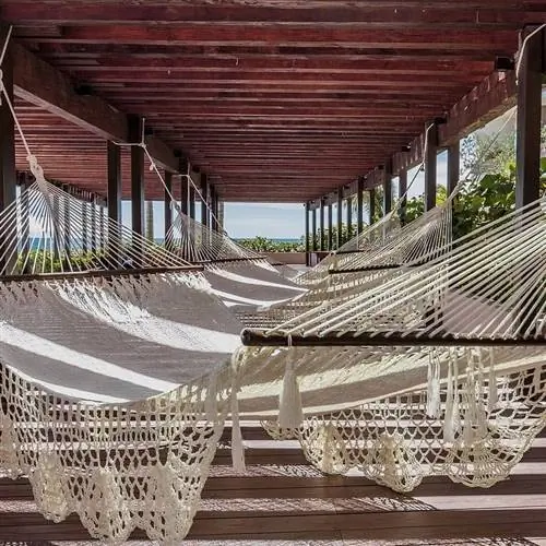 Зона отдыха с гамаками на курорте Grand Velas Los Cabos, Лос-Кабос, Мексика