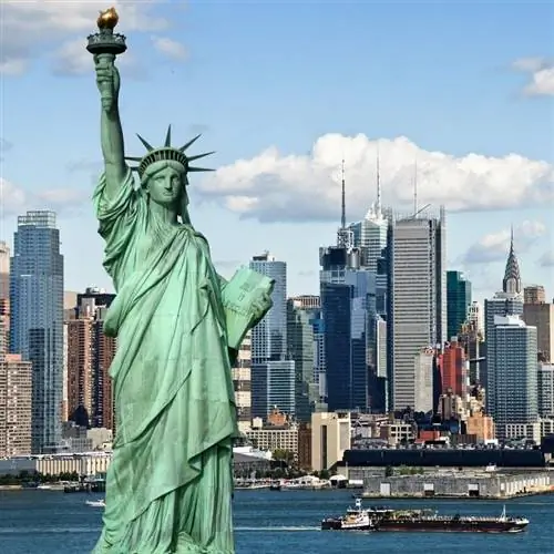 Статуя Свободы на фоне горизонта Манхэттена в Нью-Йорке, США
