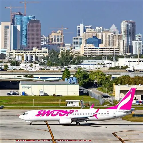 Самолет Swoop Airlines на взлетно-посадочной полосе аэропорта
