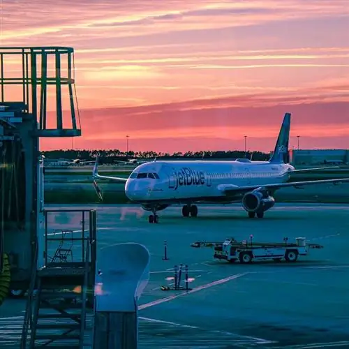 Самолет JetBlue рулит во время заката