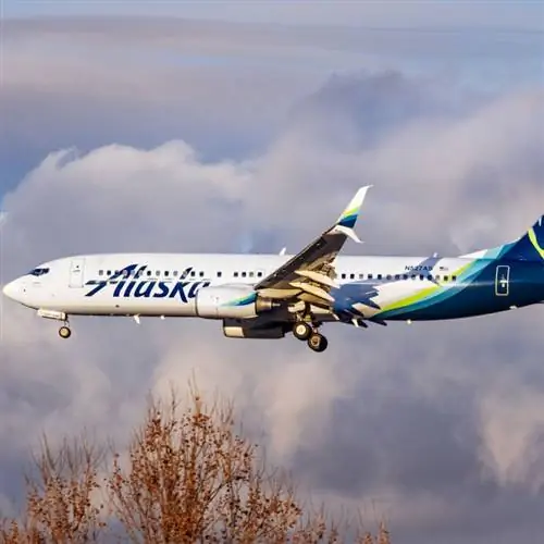 Самолет Alaska Airlines летит