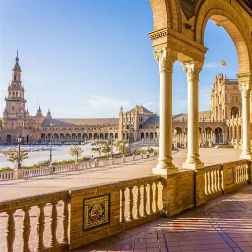 Площадь Испании (Plaza de Espana), Севилья, Испания, построенная в 1928 году, является одним из примеров архитектуры регионализма, сочетающей ренессансный и мавританский стили.