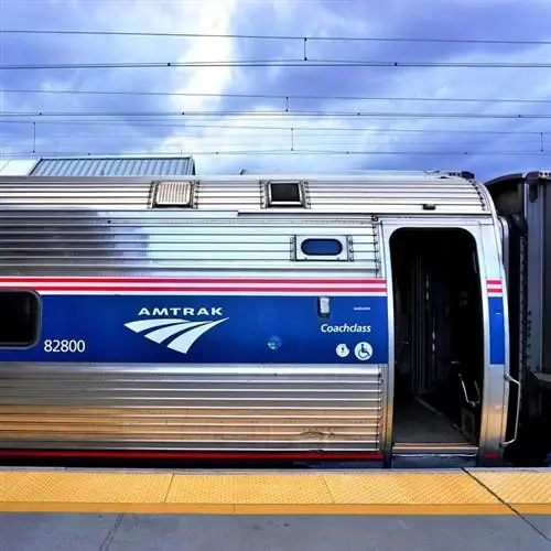 Поезд Amtrak готовится к отправке на неустановленную станцию Поезд Amtrak готовится к отправке на неустановленную станцию
