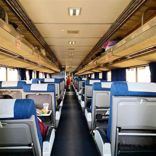 Внутренний вид вагона поезда Amtrak, концепция путешествия на поезде Внутренний вид вагона поезда Amtrak, концепция путешествия на поезде