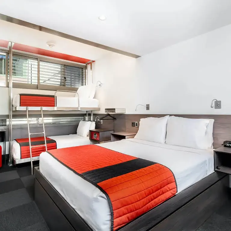 Номер Pod Hotel в Бруклине с двухъярусной кроватью и кроватью размера «queen-size». Номер Pod Hotel в Бруклине с двухъярусной кроватью и кроватью размера «queen-size».