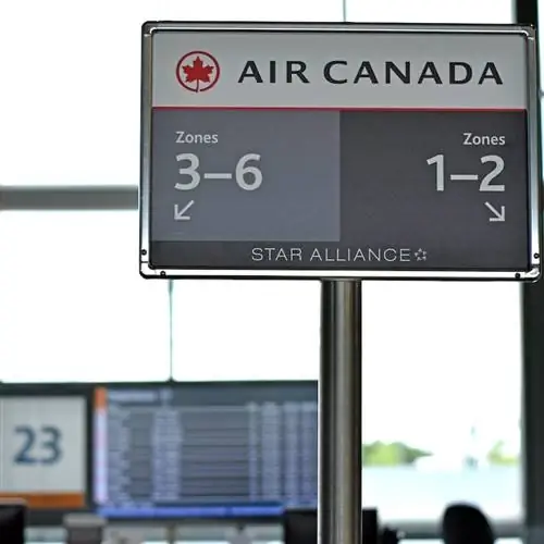 Посадочный знак Air Canada в аэропорту Посадочный знак Air Canada в аэропорту